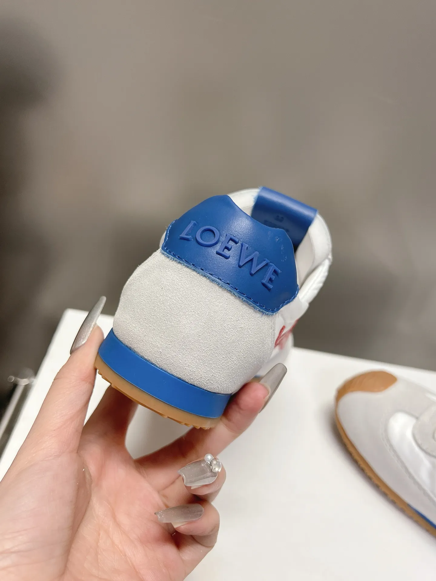 👟👟Ex-factory price 540👟👟 Original BALLET RUNNER2.0 Loewe ballet shoes! Asymmetrical toe shape, Loewe's signature design! Super soft, light and flexible original TPU sole with wavy pattern, (not ordinary rubber sole) original cover last + fierce craftsmanship wrapping feeling, the comfort is first-class! The 3D injection molded rubber LOEWE logo on the heel gives this shoe a retro and elegant interpretation, and incorporates modernity and LOEWE's unique style. There are so many colors and pictures will be updated one after another. Code number: 35-40 (41 customized)